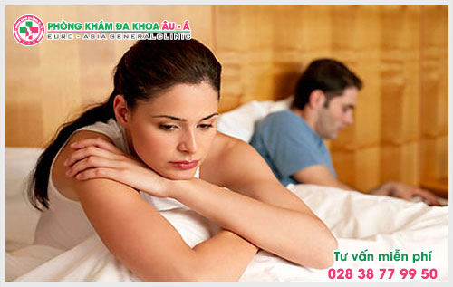 Đau rát khi quan hệ, sau quan hệ có chút máu biểu hiện bệnh lý gì?